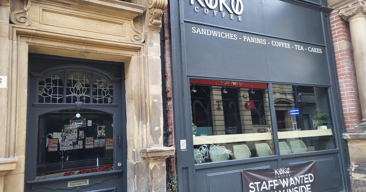 Café applies to place 24 chairs on narrow shopping street